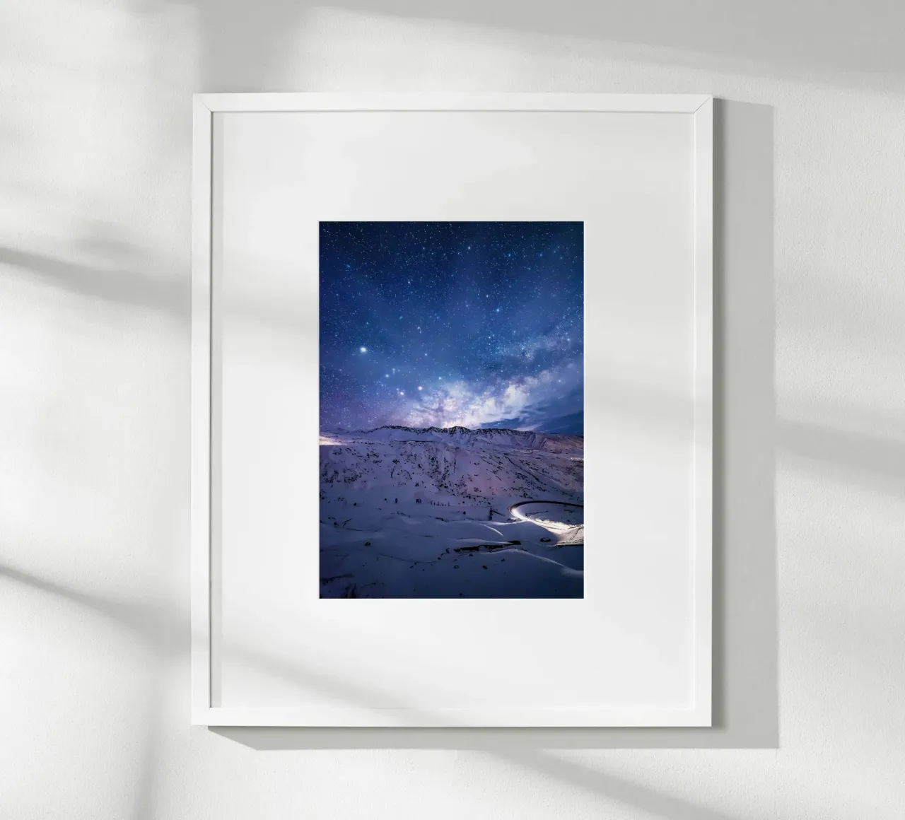 paesaggio notturno strada sentiero luminoso poster con telaio in legno da space words