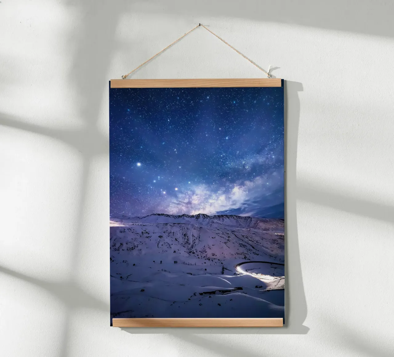 paesaggio notturno strada sentiero luminoso poster con telaio in legno da space words