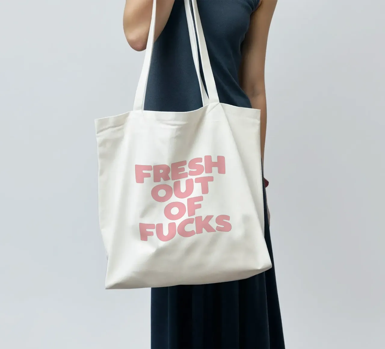 Design tipografico Fresh Out Of Fucks borsa in juta da THE MOTIVATED TYPE