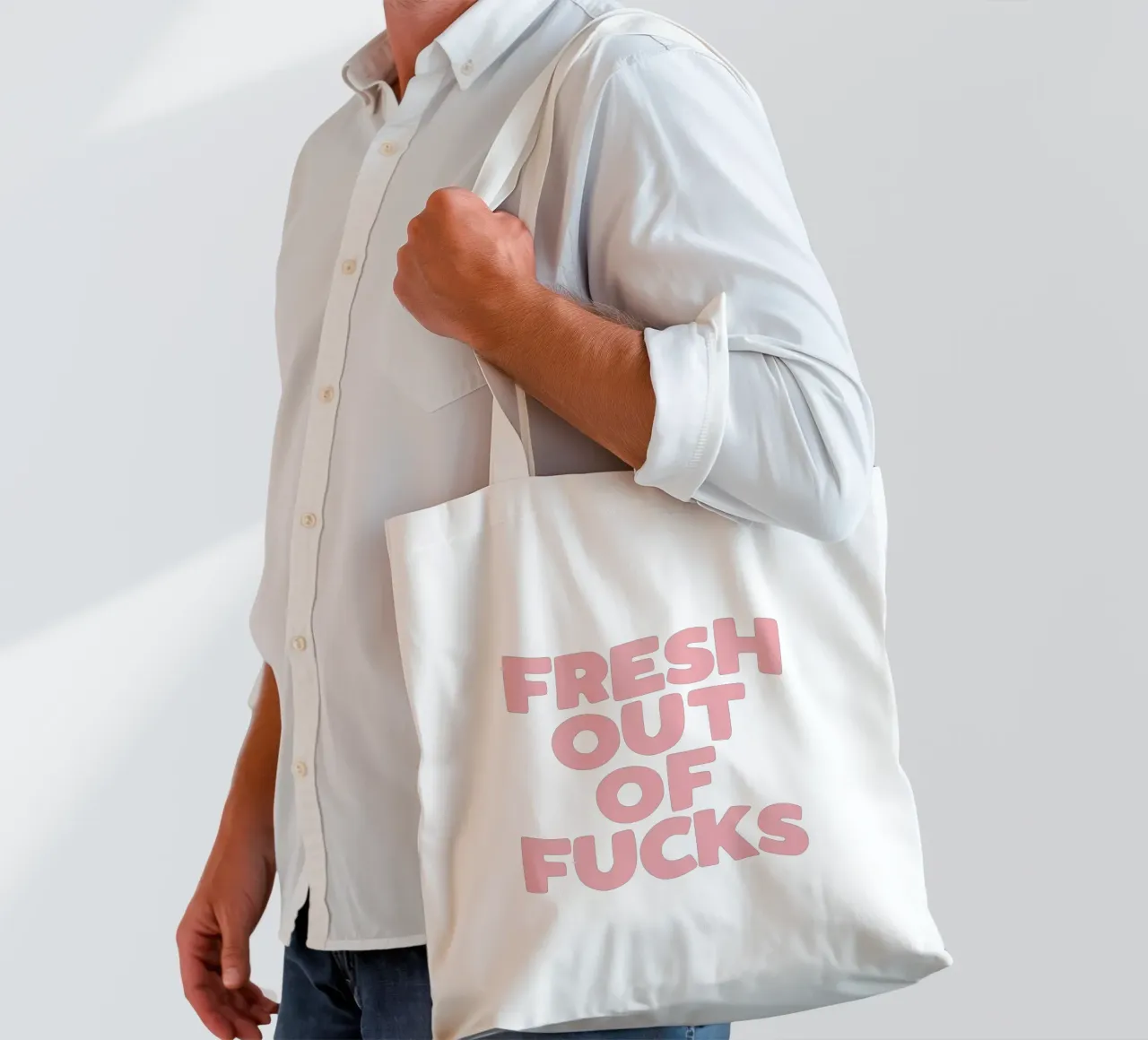 Design tipografico Fresh Out Of Fucks borsa in juta da THE MOTIVATED TYPE