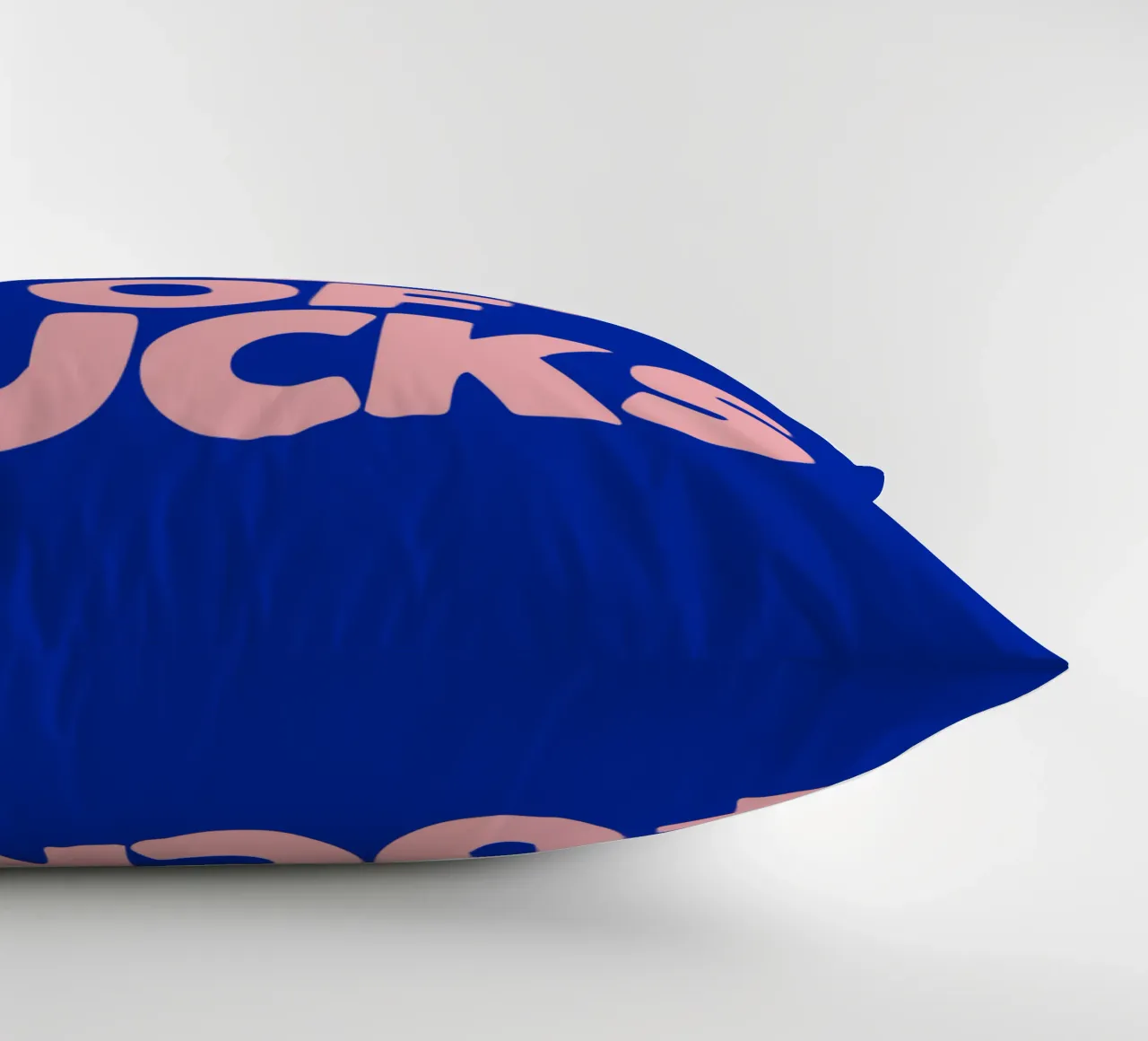 Design tipografico Fresh Out Of Fucks cuscino da THE MOTIVATED TYPE