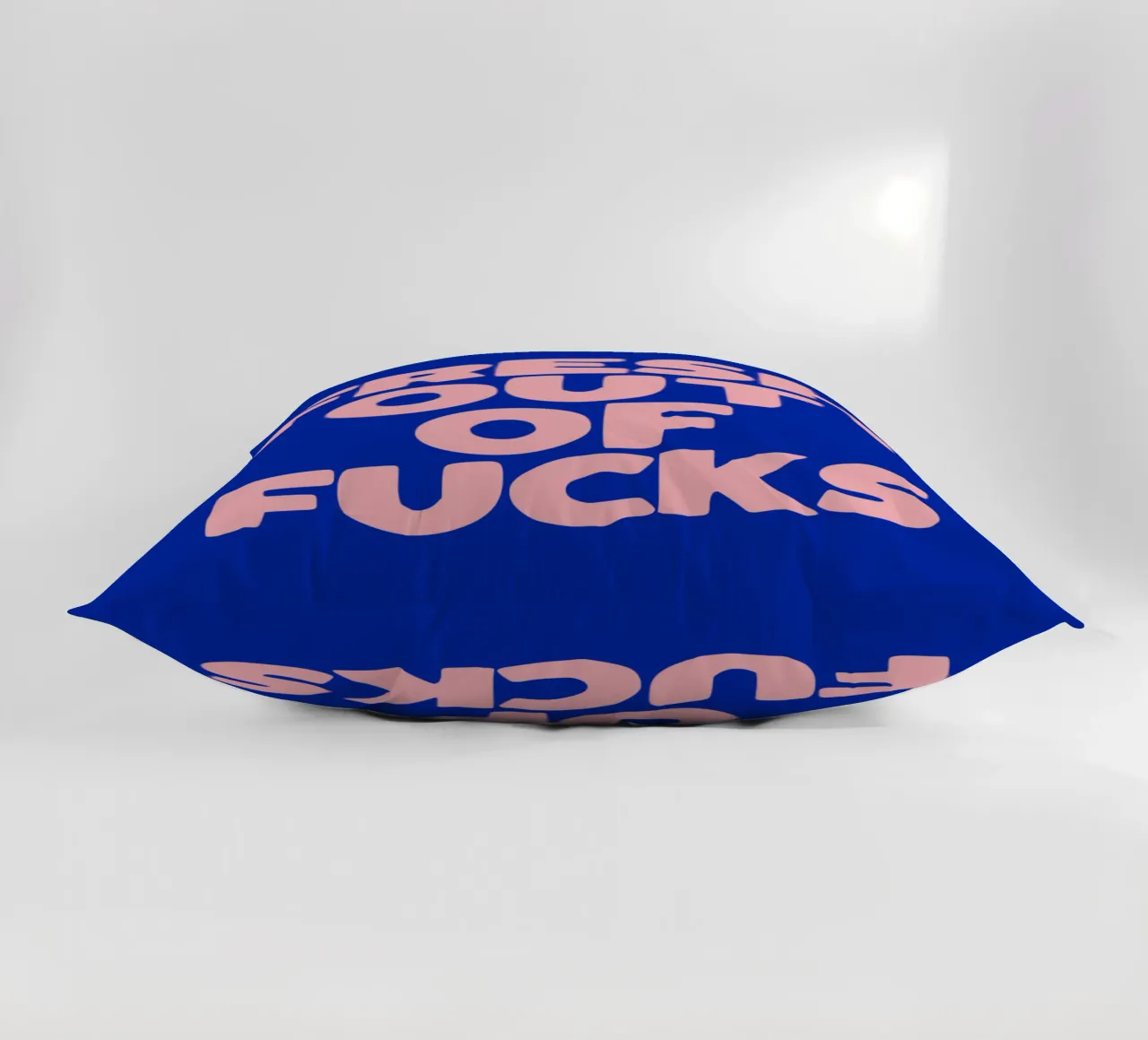 Design tipografico Fresh Out Of Fucks cuscino da THE MOTIVATED TYPE
