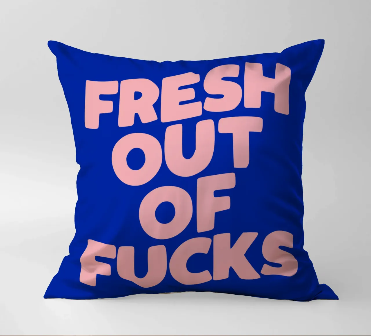 Design tipografico Fresh Out Of Fucks cuscino da THE MOTIVATED TYPE