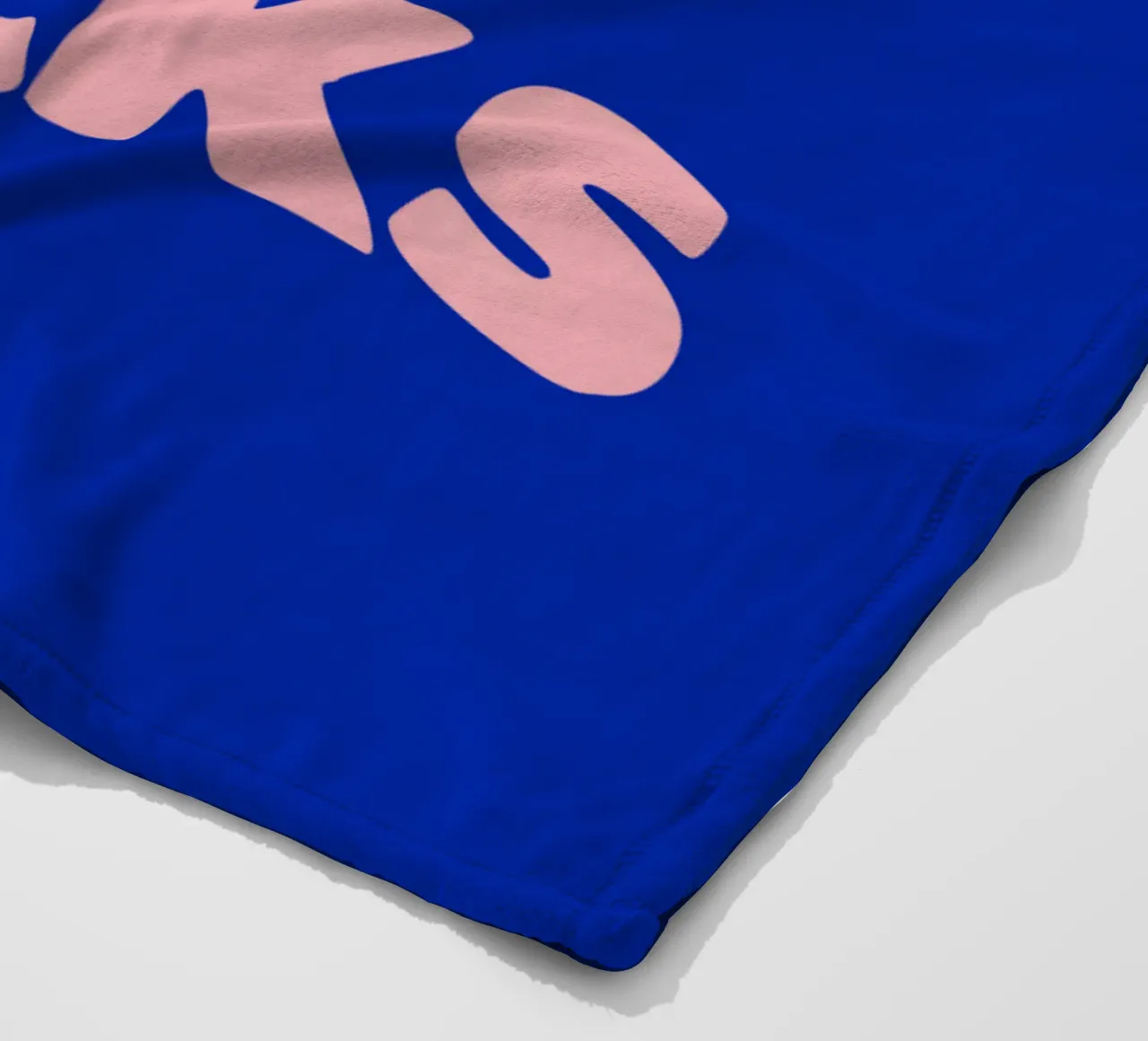 Design tipografico Fresh Out Of Fucks coperta in pile da THE MOTIVATED TYPE