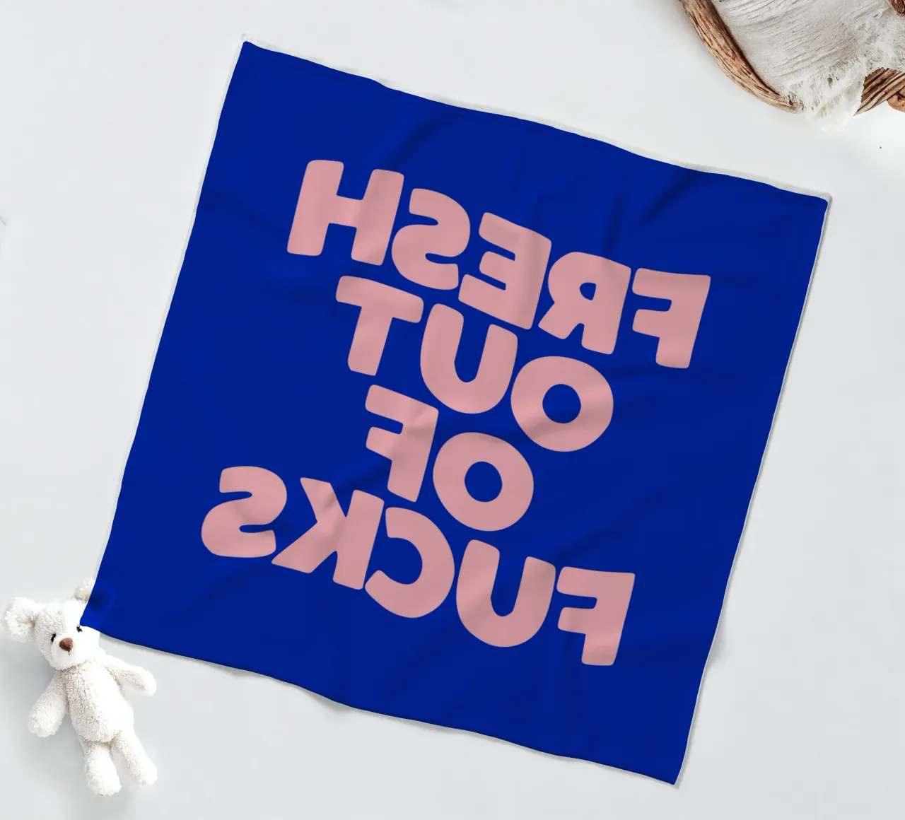 Design tipografico Fresh Out Of Fucks coperta in pile da THE MOTIVATED TYPE