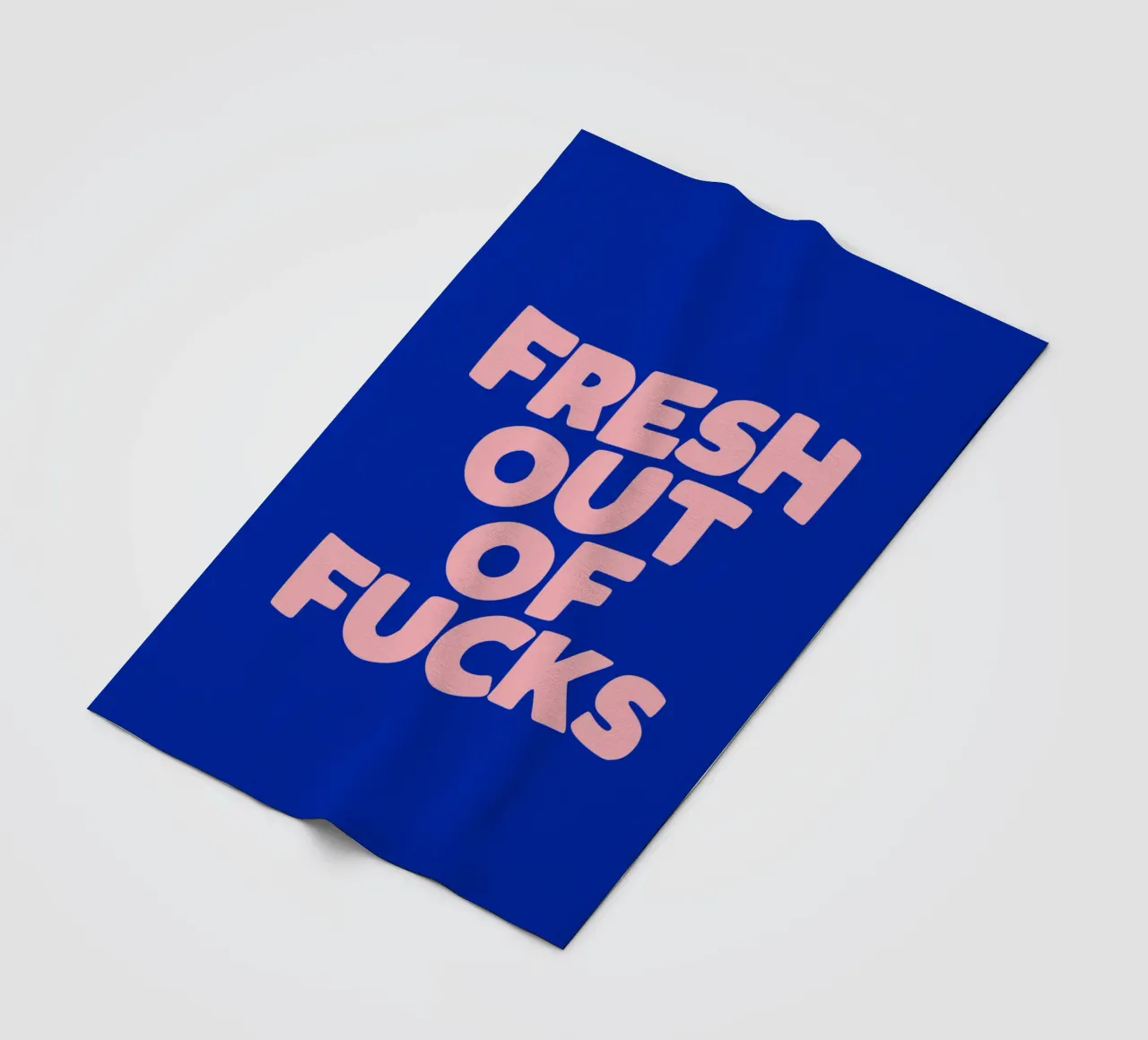 Design tipografico Fresh Out Of Fucks coperta in pile da THE MOTIVATED TYPE