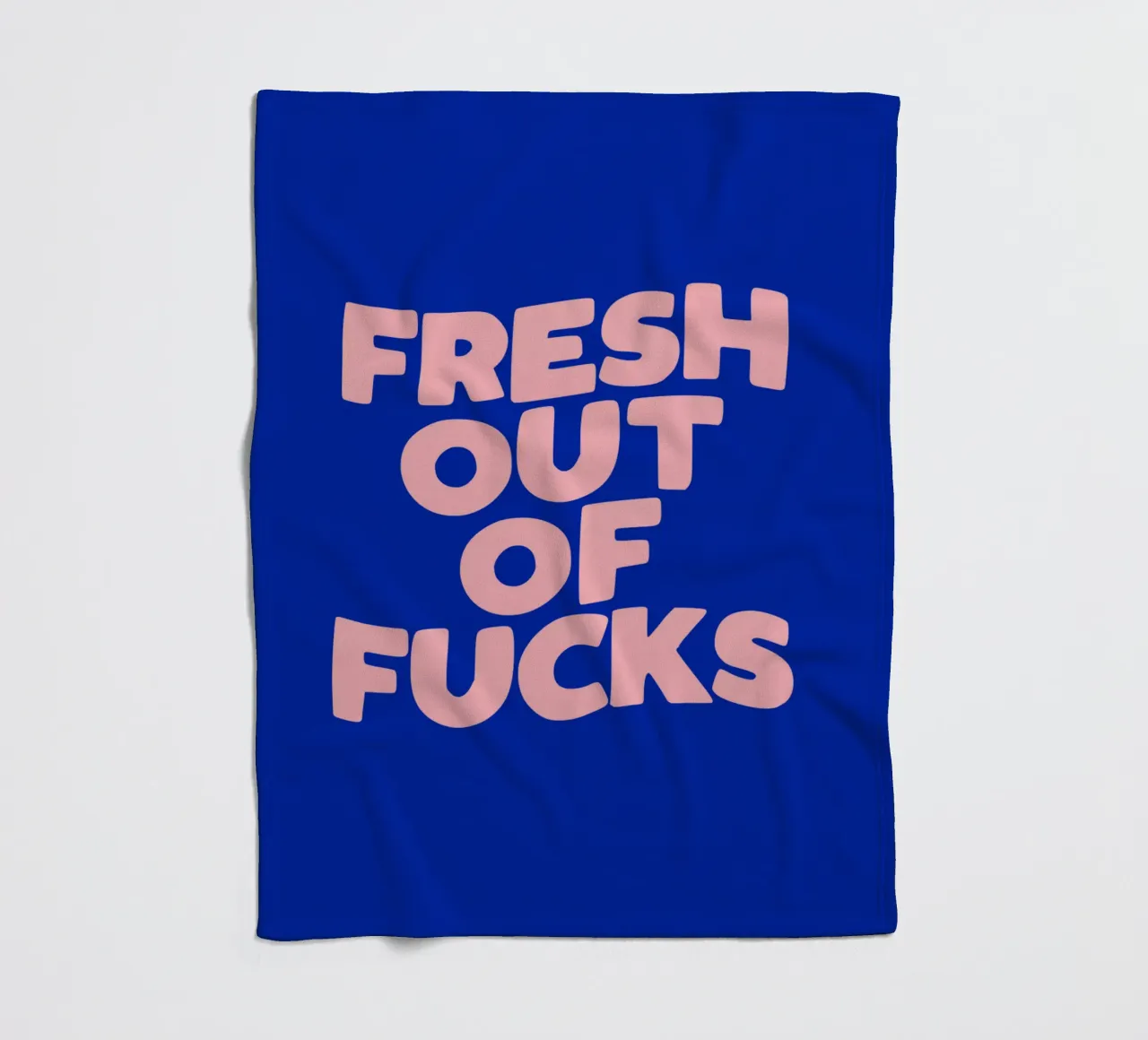 Design tipografico Fresh Out Of Fucks coperta in pile da THE MOTIVATED TYPE