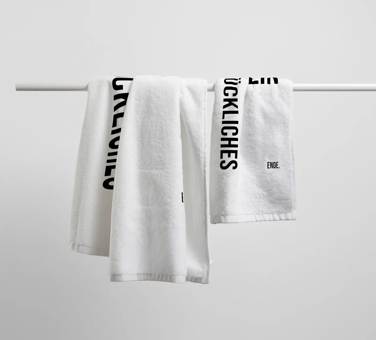 Un lieto fine asciugamano da bagno da YV TYPOGRAPHY