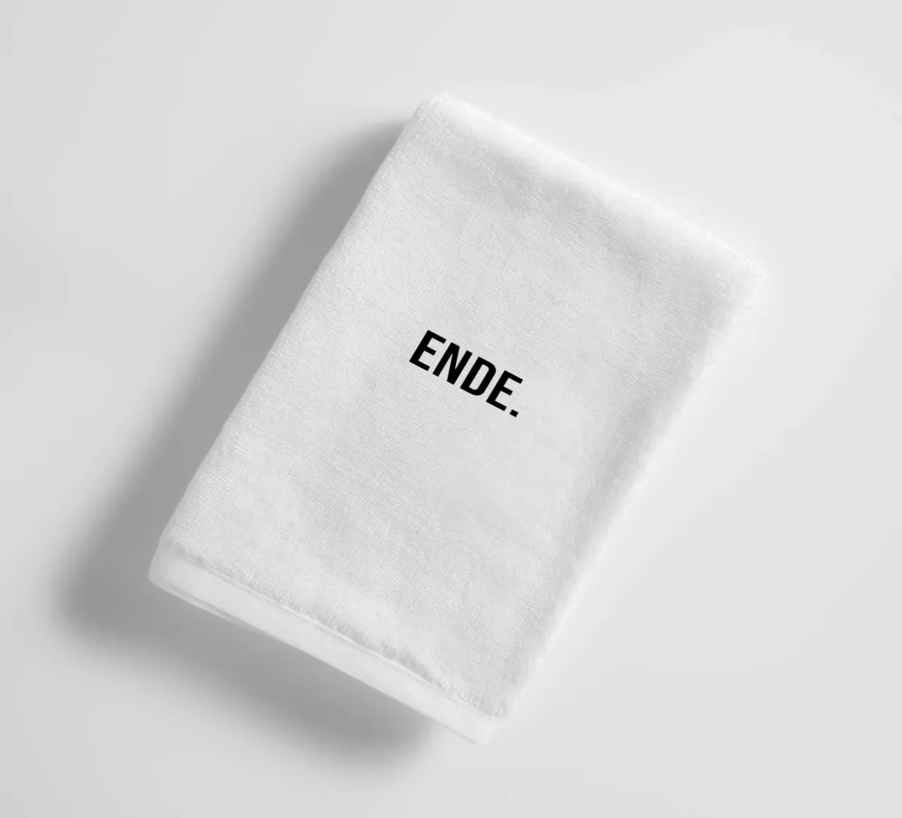 Un lieto fine asciugamano da bagno da YV TYPOGRAPHY
