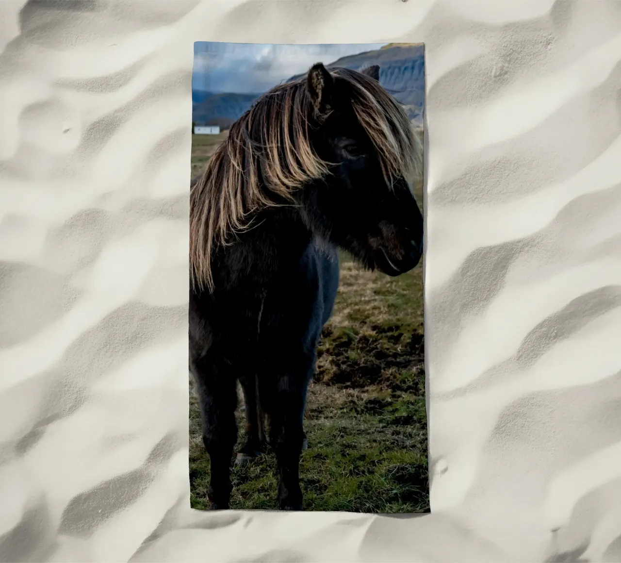 zwarte bergen paard strandhanddoek van Horsire