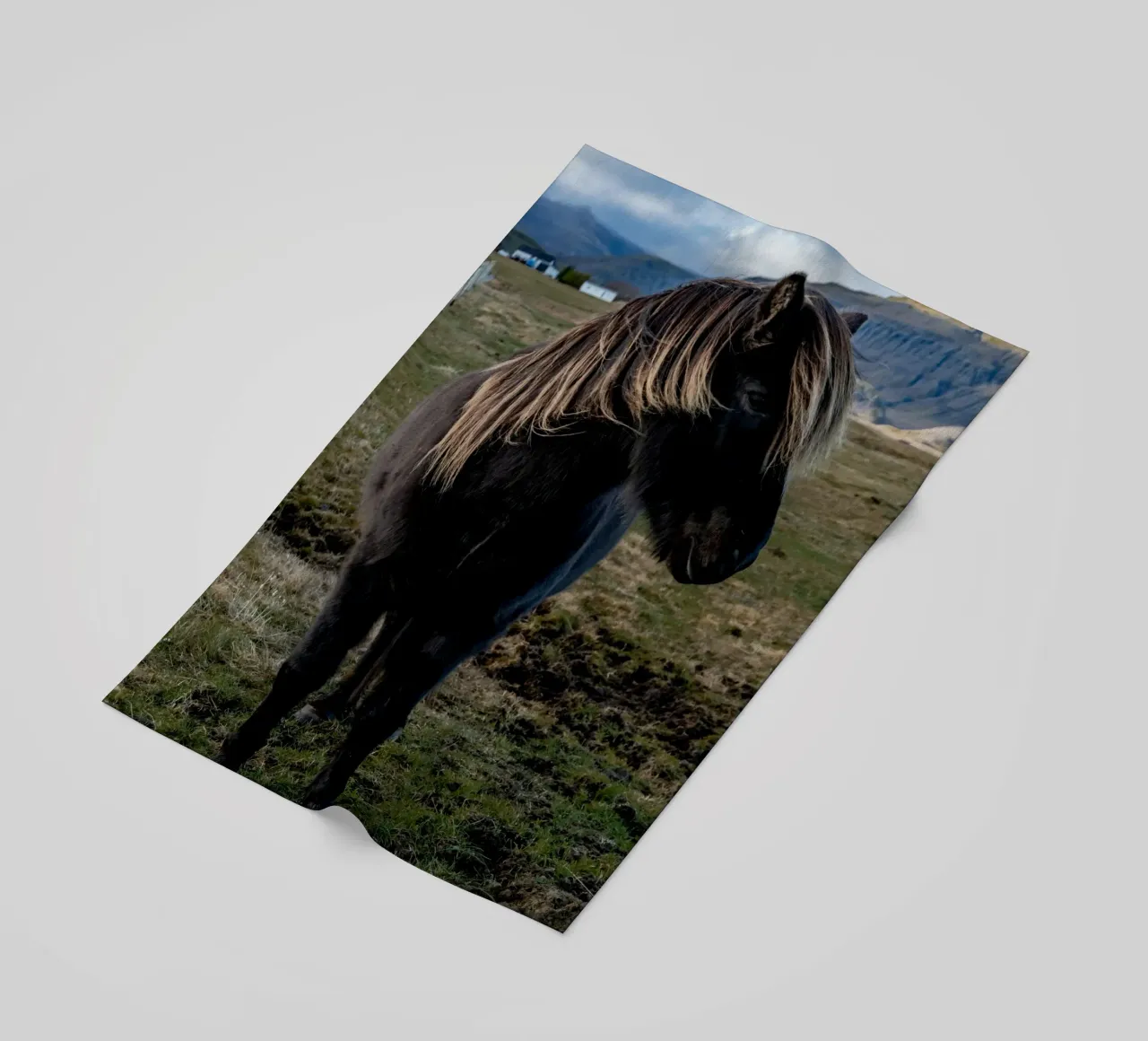 zwarte bergen paard strandhanddoek van Horsire