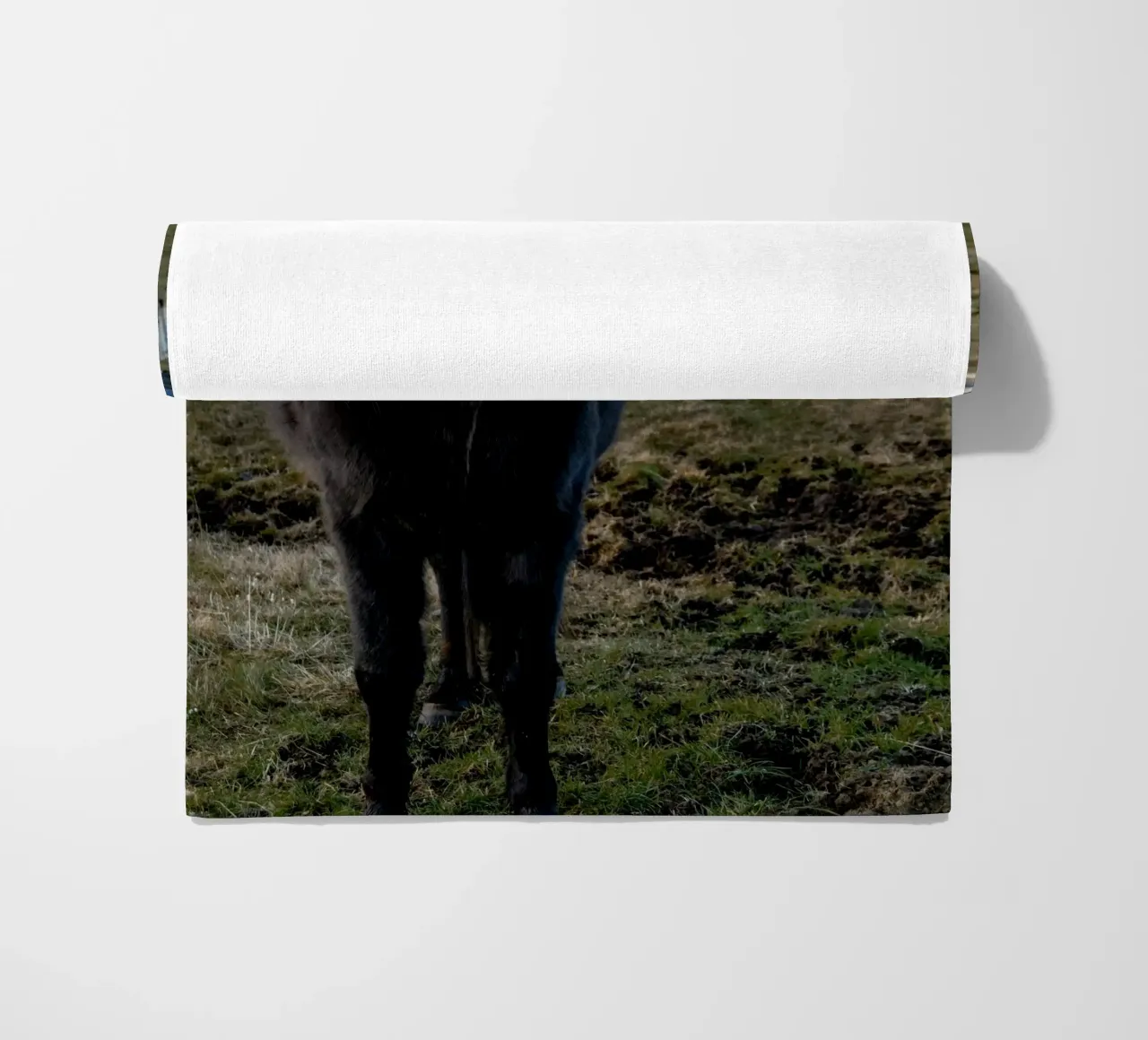zwarte bergen paard strandhanddoek van Horsire