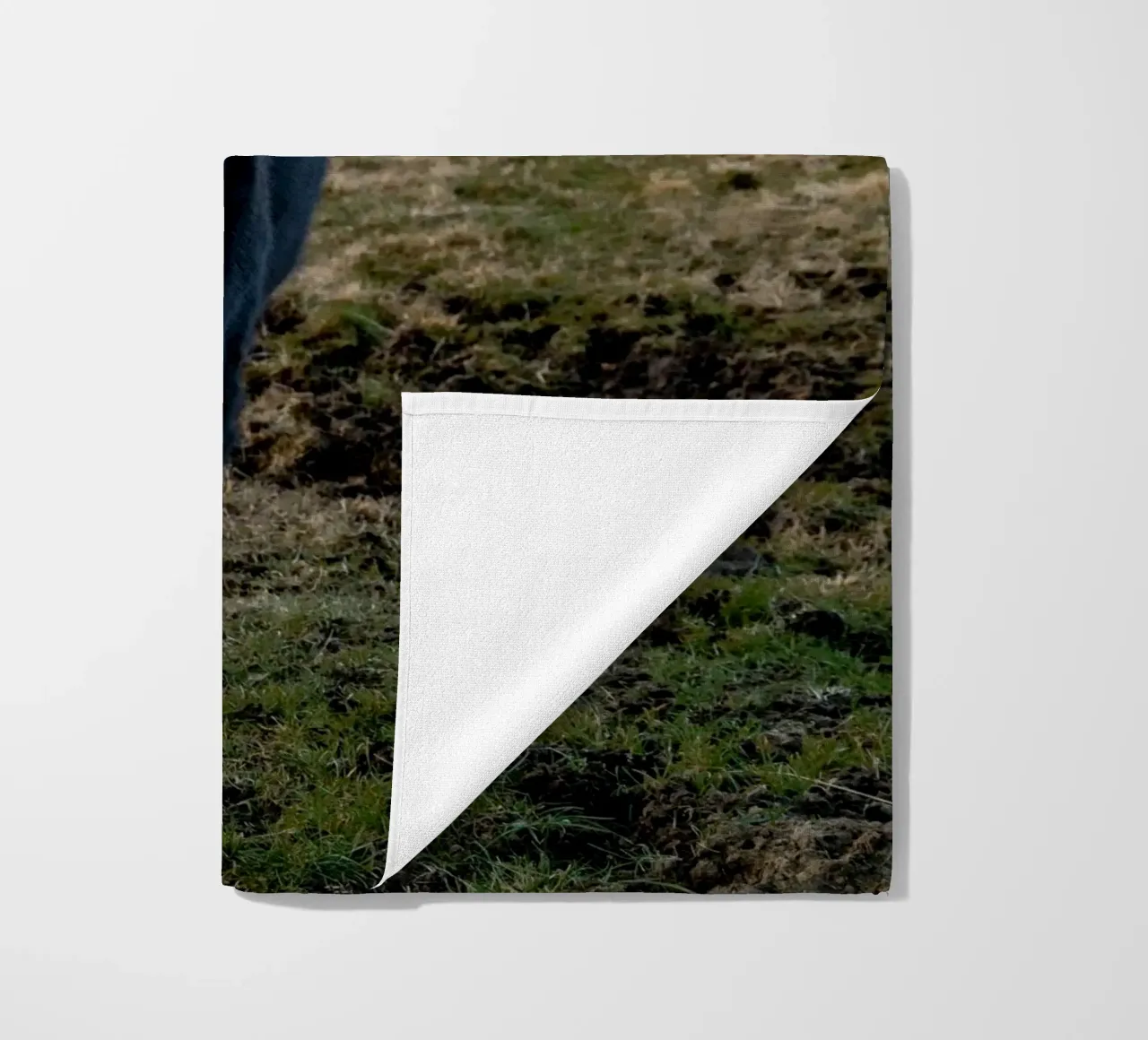 zwarte bergen paard strandhanddoek van Horsire