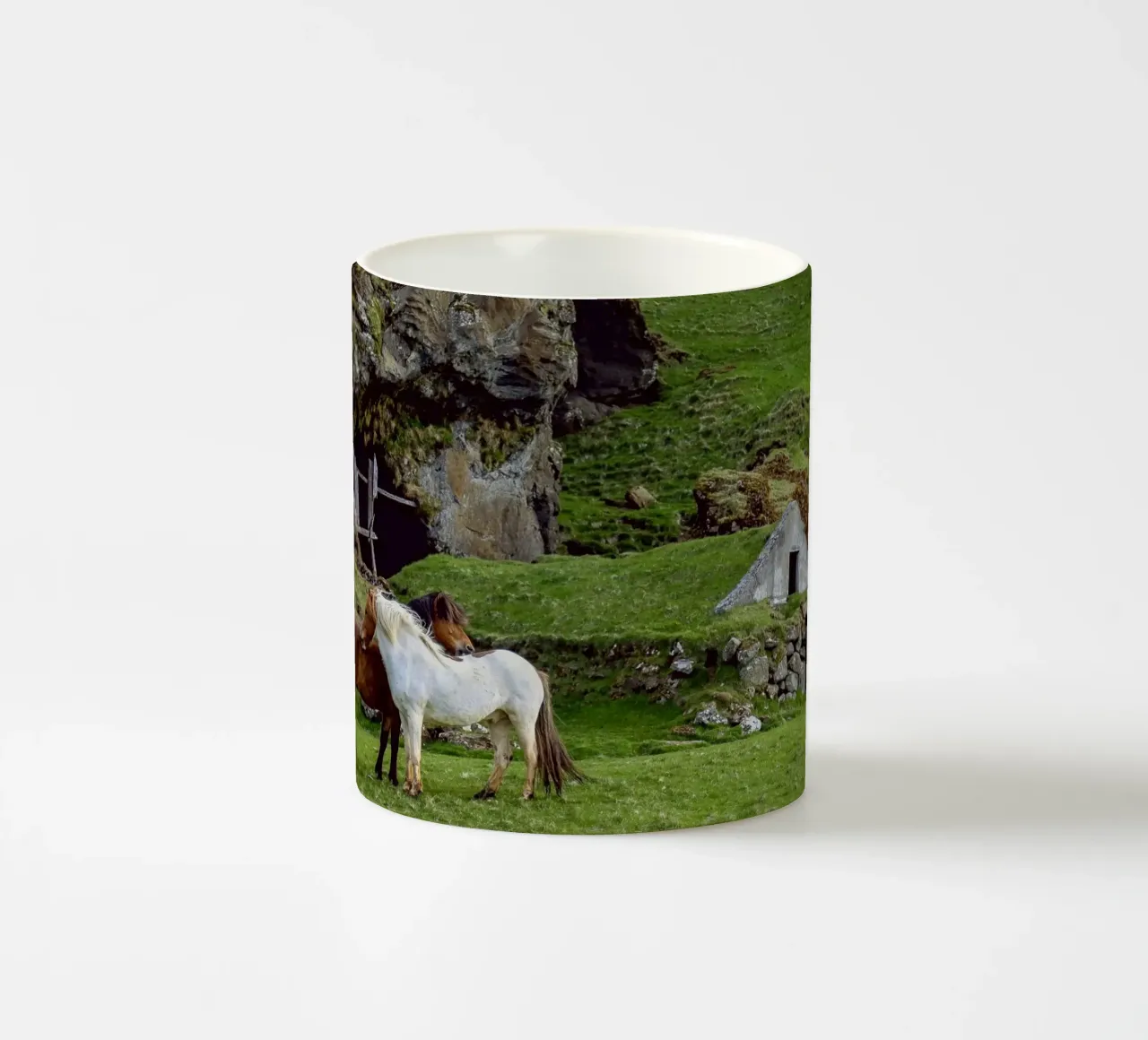 cavalli al pascolo all'aperto tazza in ceramica da Horsire