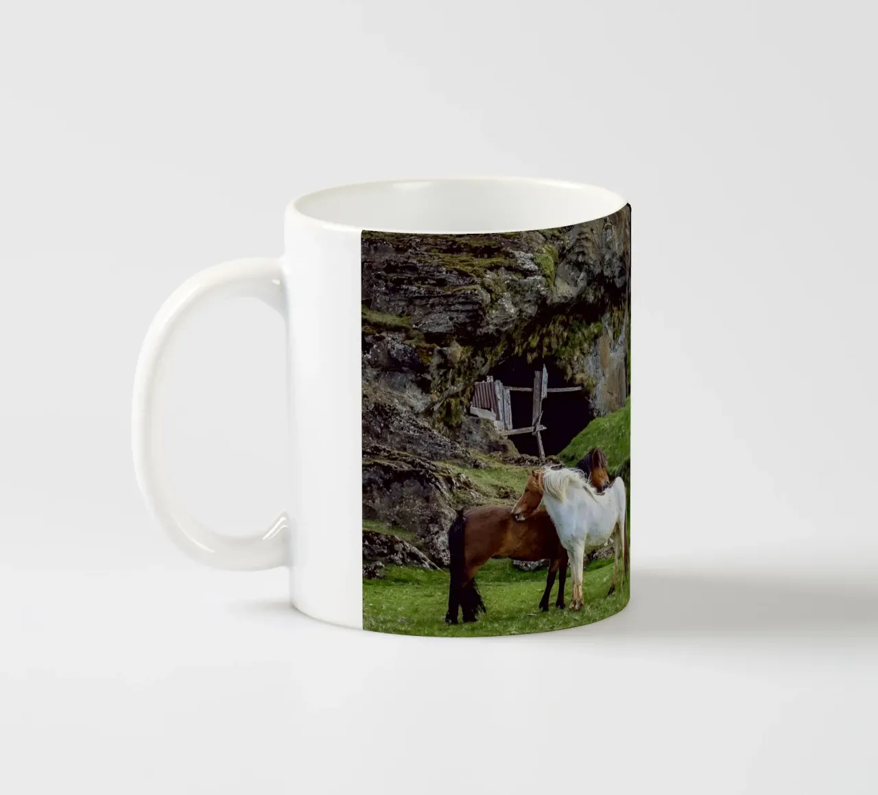 cavalli al pascolo all'aperto tazza in ceramica da Horsire