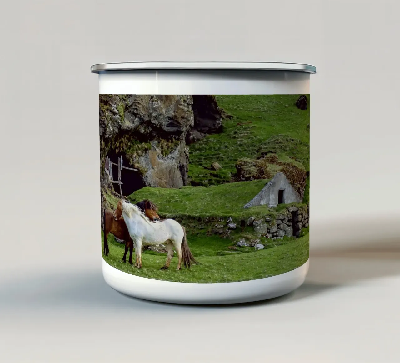 cavalli al pascolo all'aperto tazza in smalto da Horsire