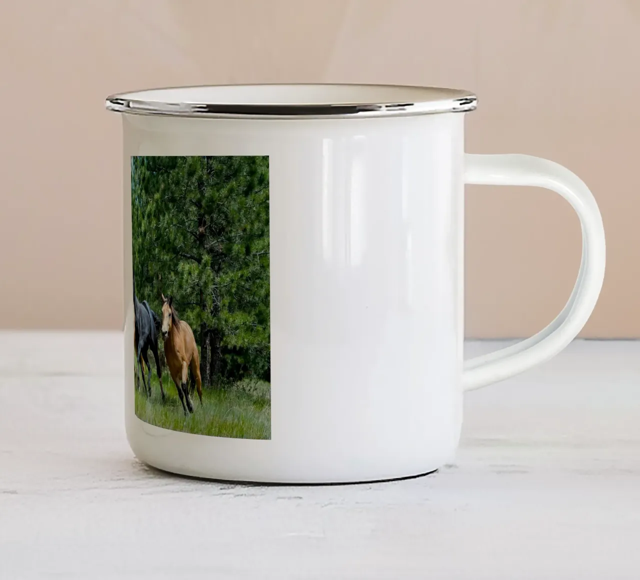 cavalli da corsa su prato tazza in smalto da Horsire