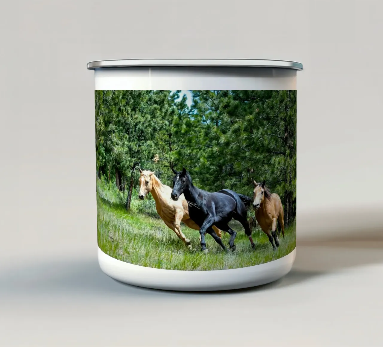 cavalli da corsa su prato tazza in smalto da Horsire