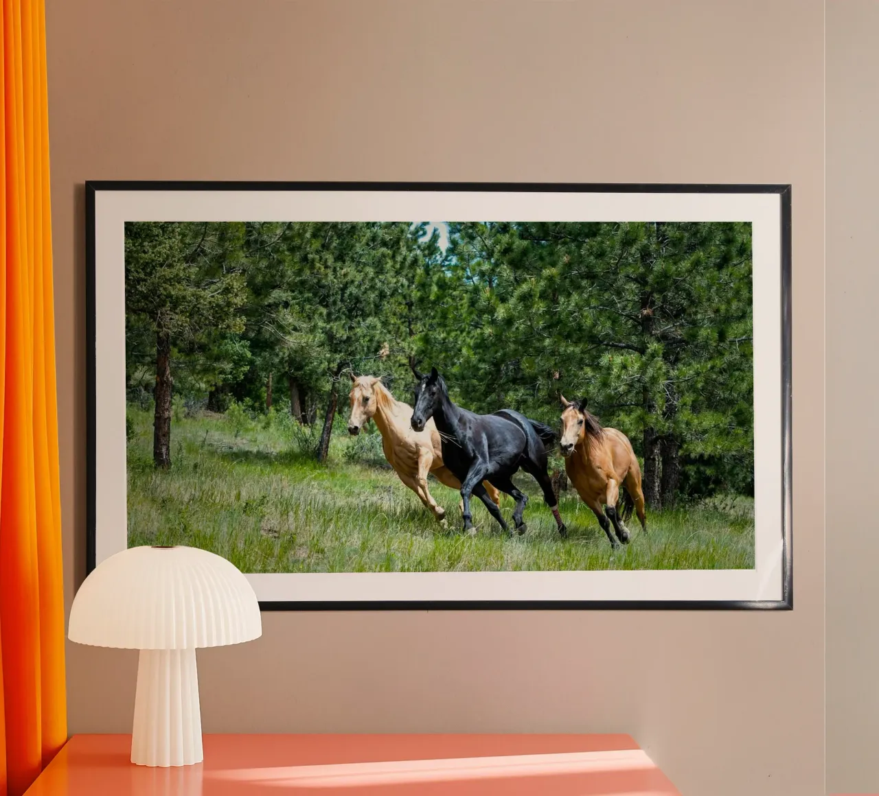 cavalli da corsa su prato poster con telaio in legno da Horsire