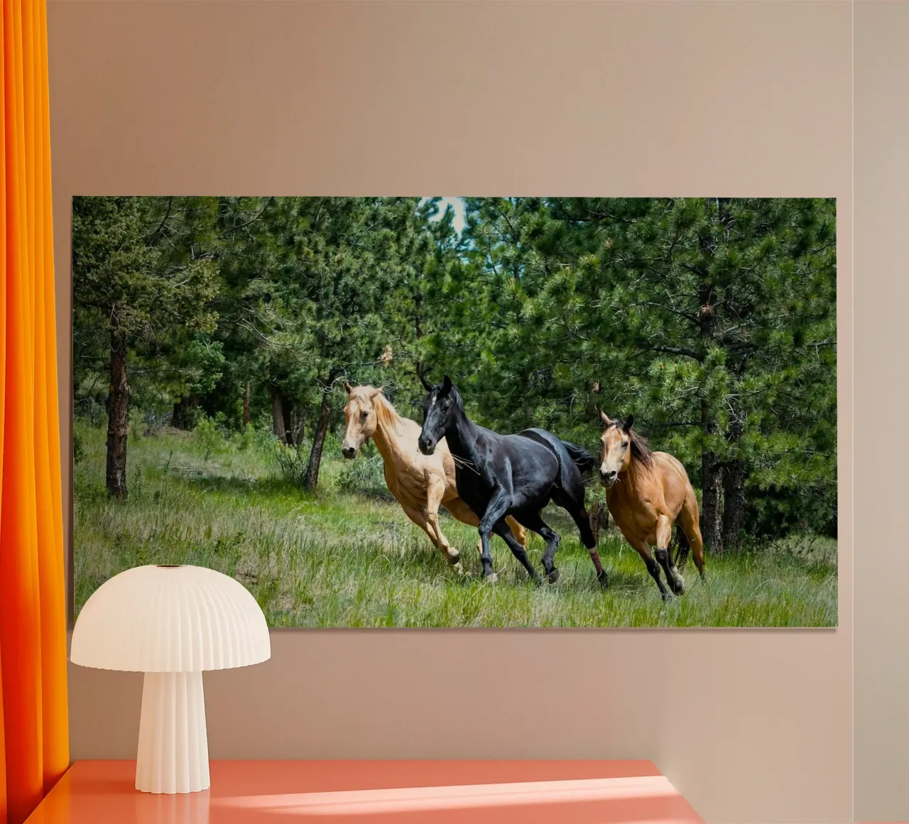 cavalli da corsa su prato poster con telaio in legno da Horsire