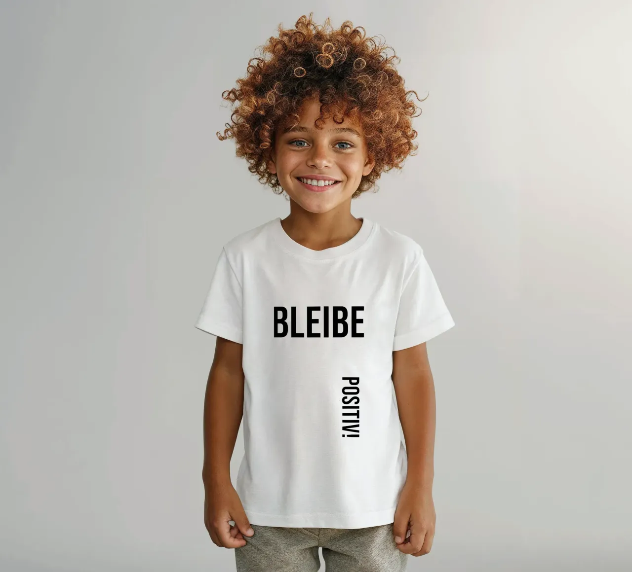 Bleibe Positiv! Kinder T-Shirt von YV TYPOGRAPHY