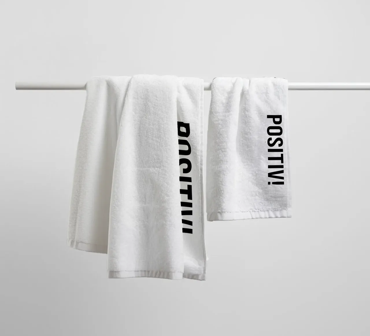 Bleibe Positiv! Handtuch von YV TYPOGRAPHY
