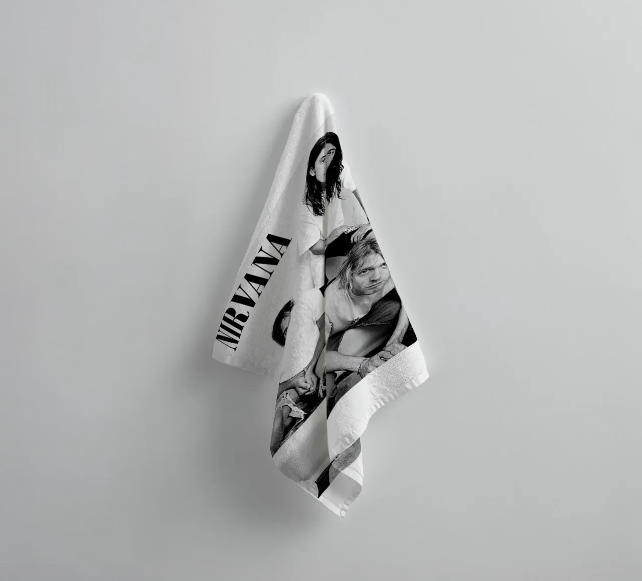 All Member Nirvana In Bathtub Black And White Poster asciugamano da bagno da Has Fab