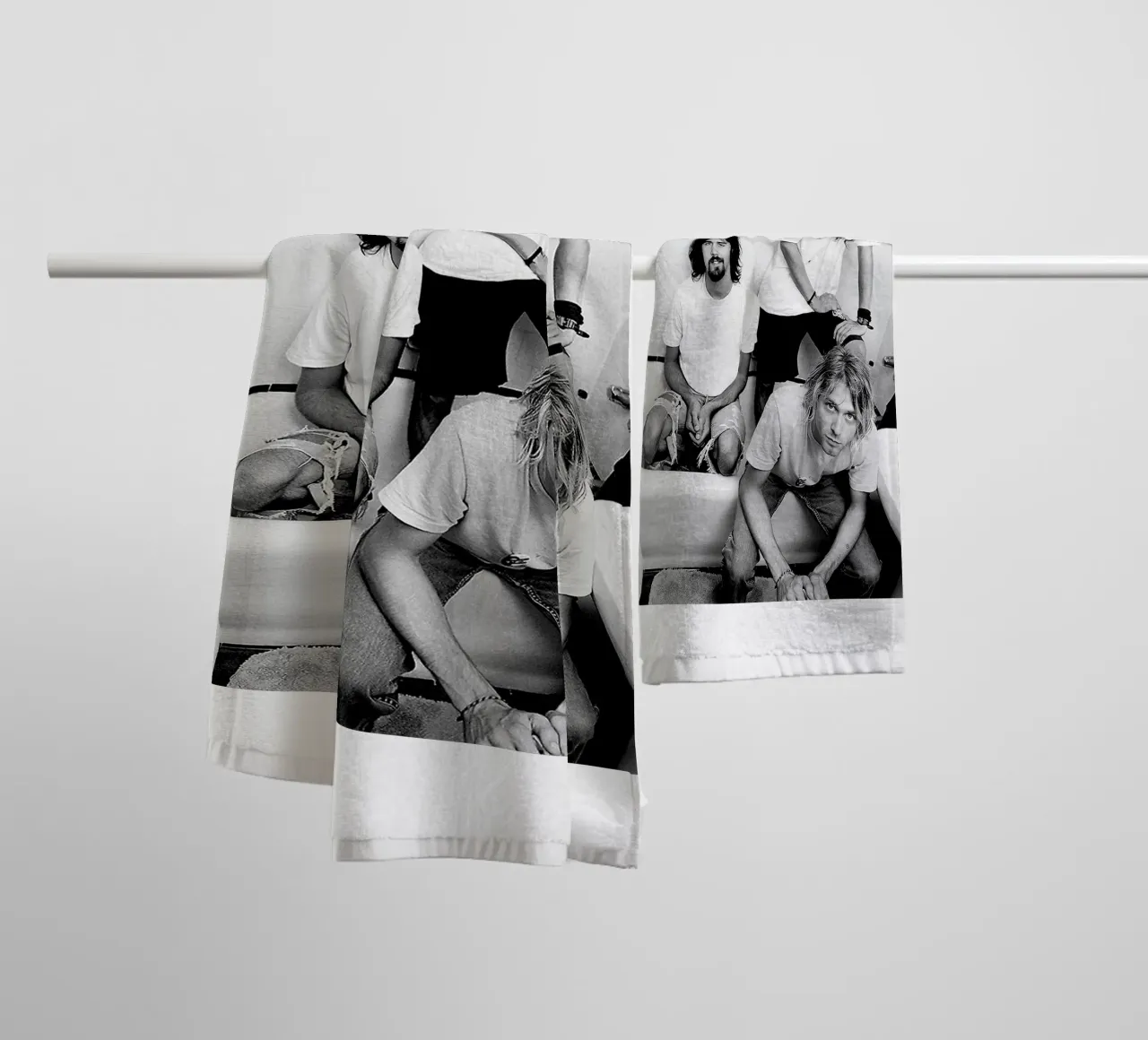 All Member Nirvana In Bathtub Black And White Poster asciugamano da bagno da Has Fab