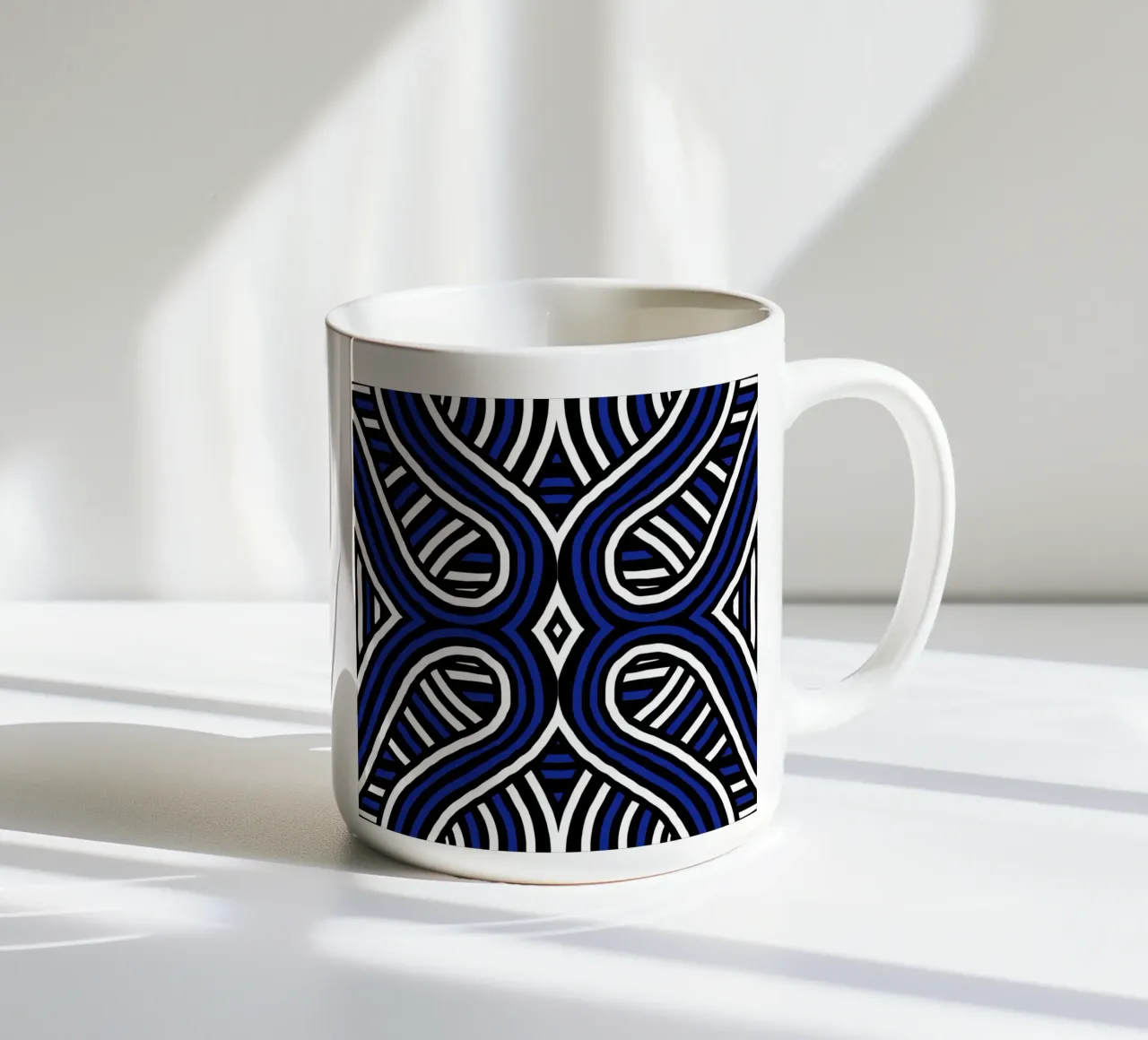 Striscia simmetrica blu e nera tazza in ceramica da Little Dean