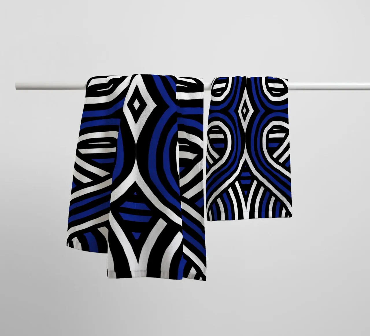 Striscia simmetrica blu e nera asciugamano da bagno da Little Dean