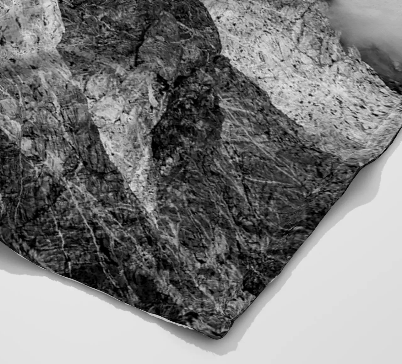 Shadow and sunlight in the mountains coperta in pile da photolovers
