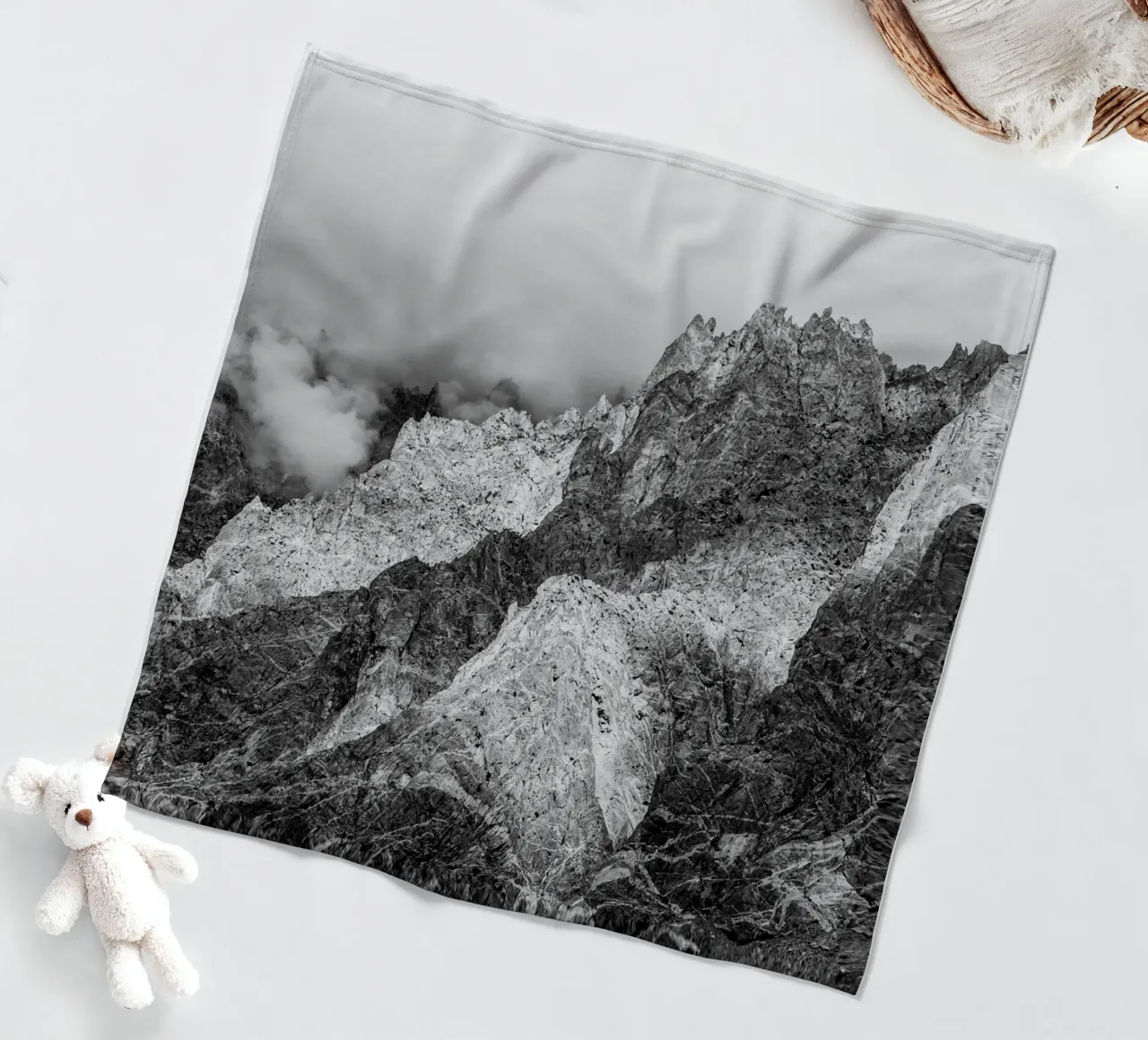 Shadow and sunlight in the mountains coperta in pile da photolovers