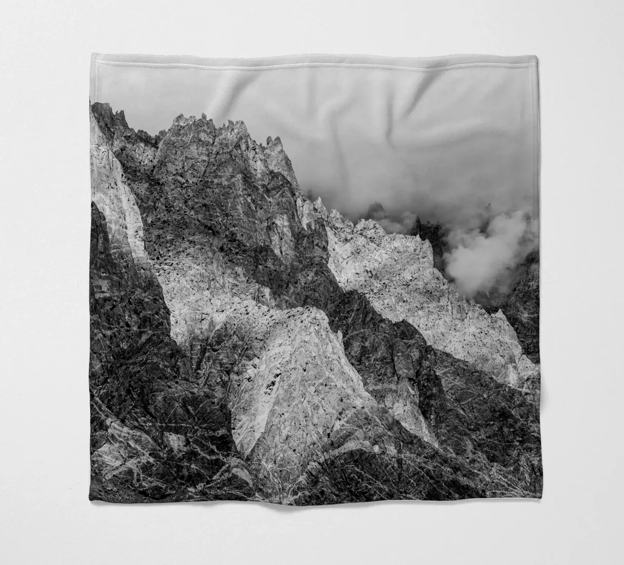 Shadow and sunlight in the mountains coperta in pile da photolovers