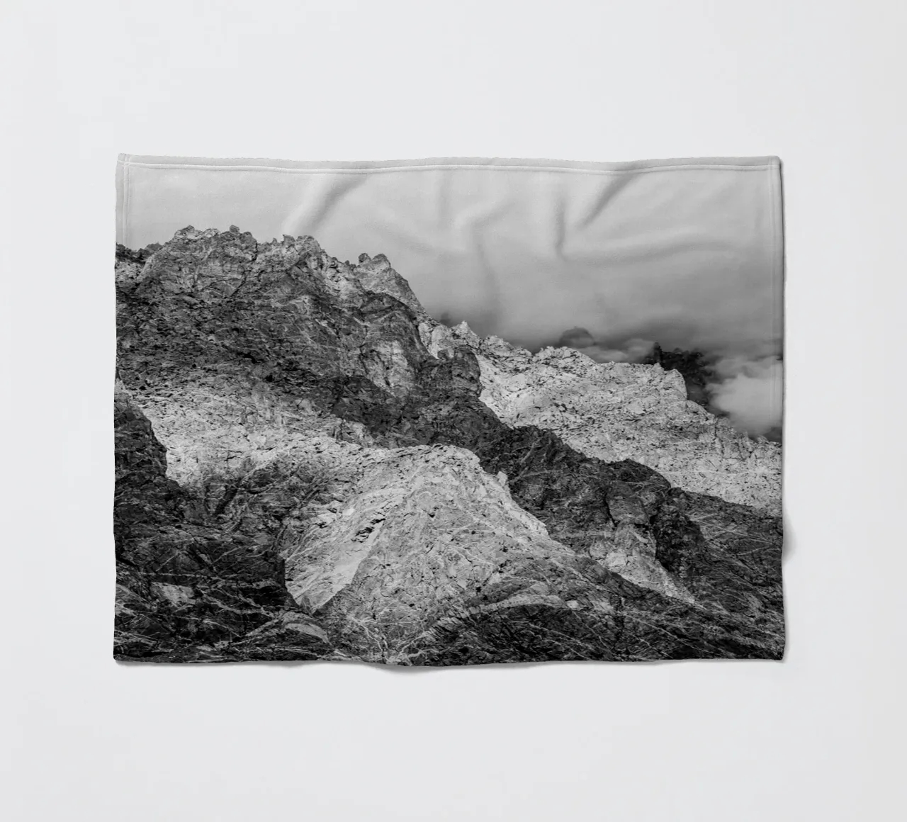 Shadow and sunlight in the mountains coperta in pile da photolovers