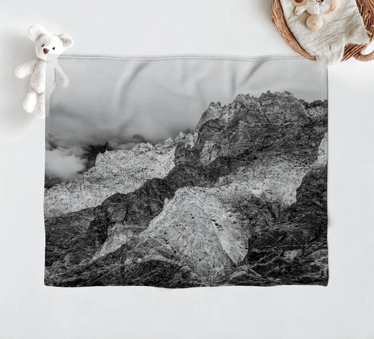 Shadow and sunlight in the mountains coperta in pile da photolovers