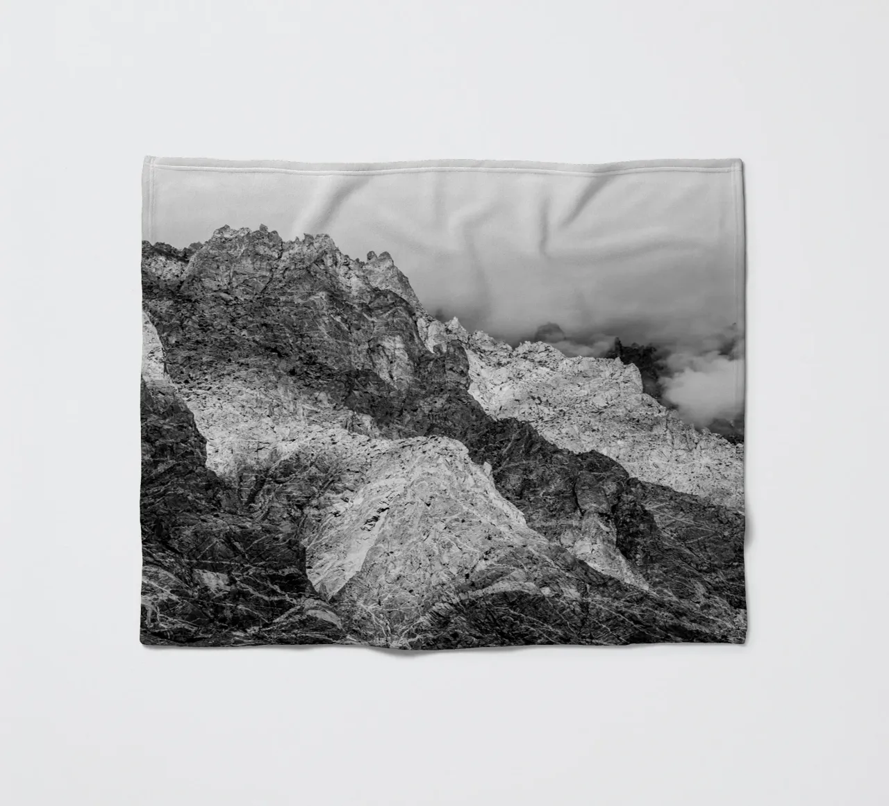 Shadow and sunlight in the mountains coperta in pile da photolovers