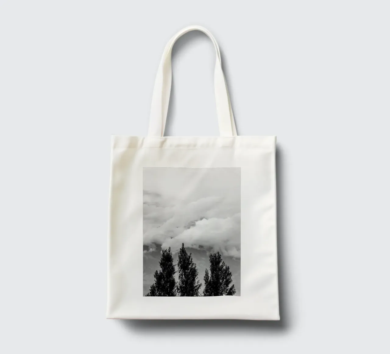 Three trees in cloudy mountains borsa in juta da photolovers