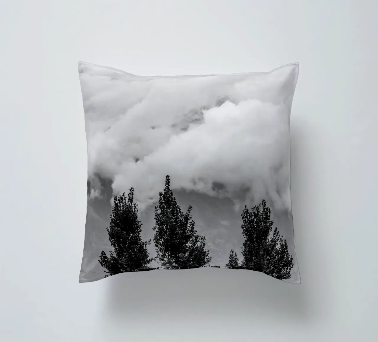 Three trees in cloudy mountains cuscino da photolovers