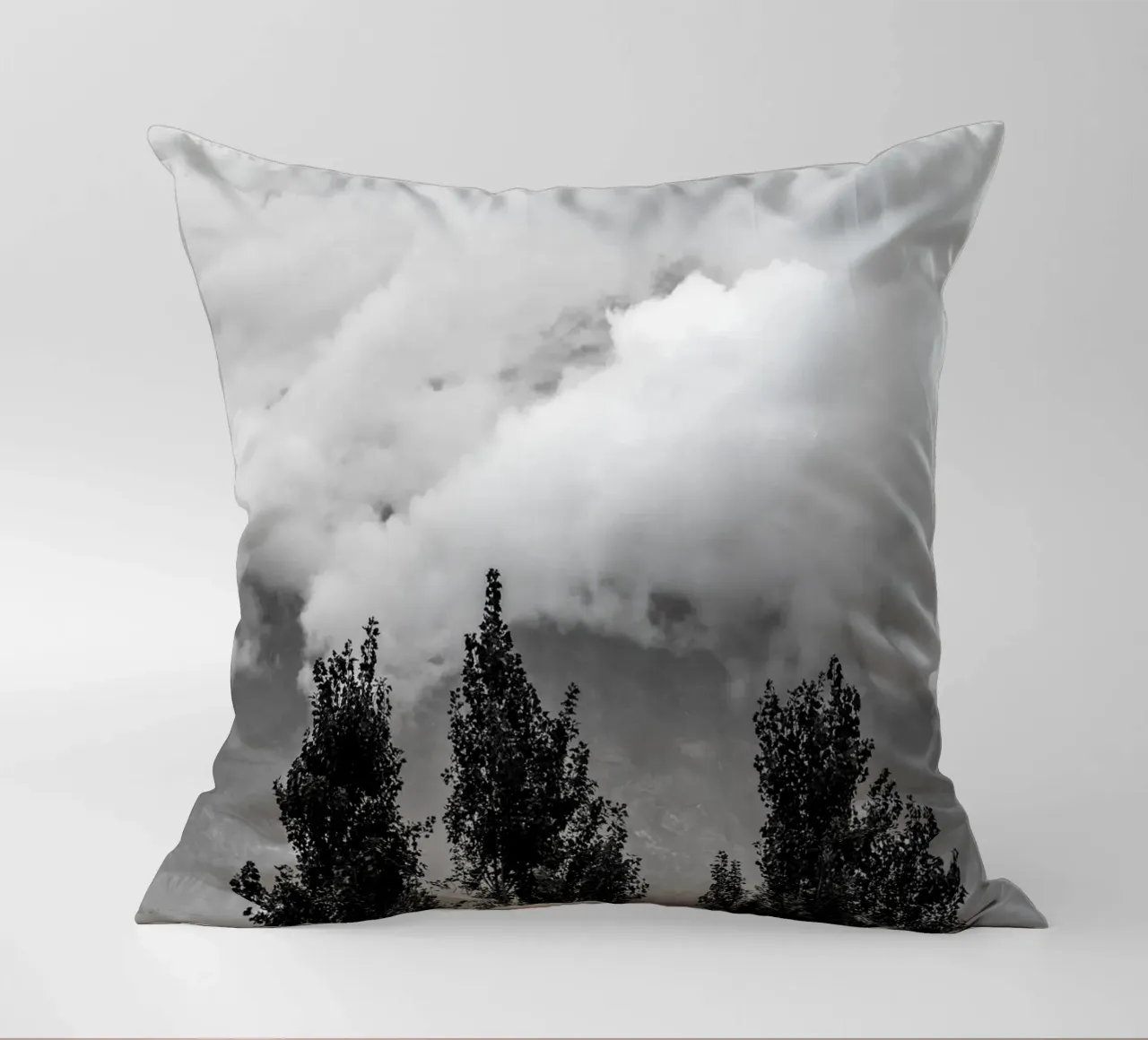 Three trees in cloudy mountains cuscino da photolovers