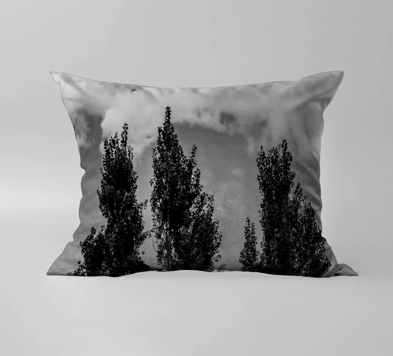 Three trees in cloudy mountains cuscino da photolovers