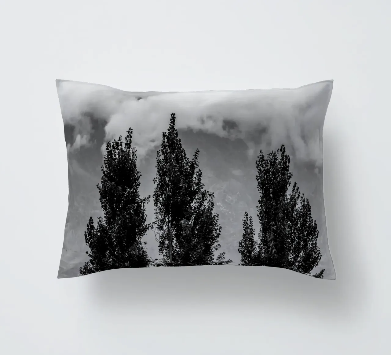 Three trees in cloudy mountains cuscino da photolovers