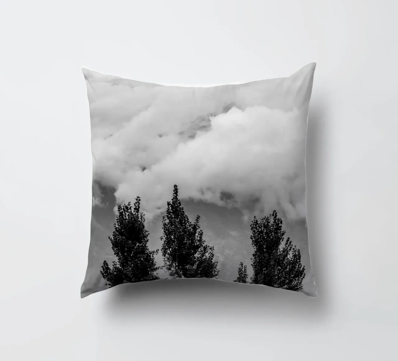 Three trees in cloudy mountains cuscino da photolovers