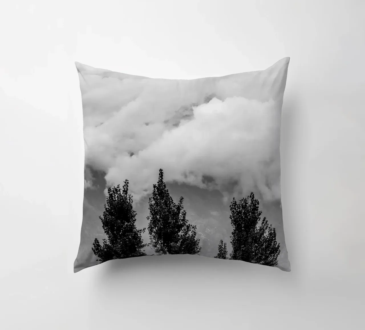 Three trees in cloudy mountains cuscino da photolovers