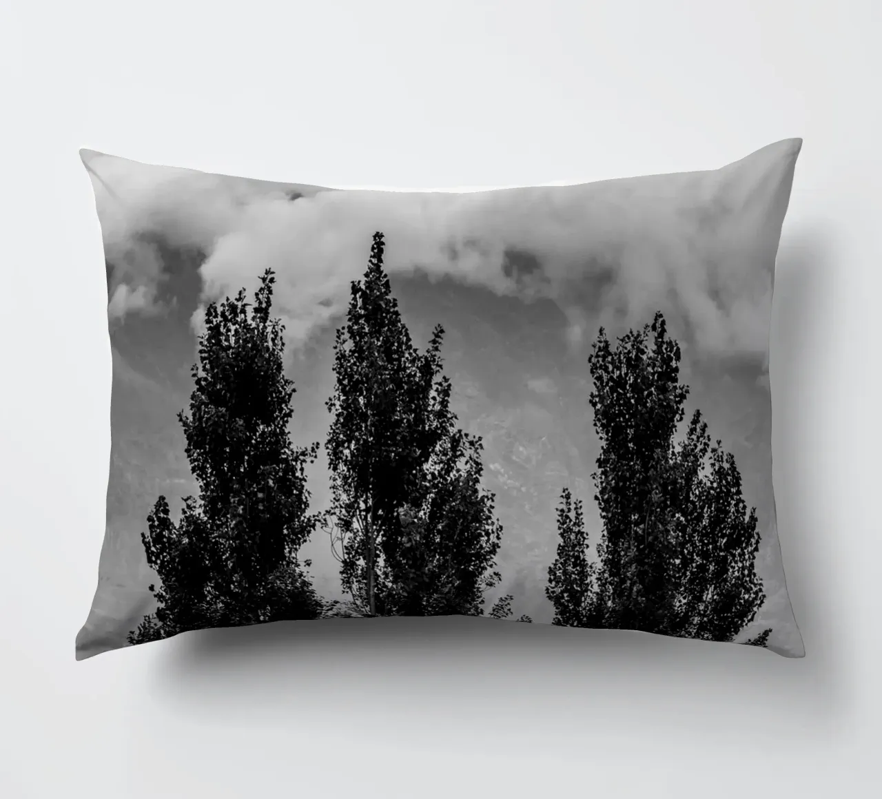 Three trees in cloudy mountains cuscino da photolovers