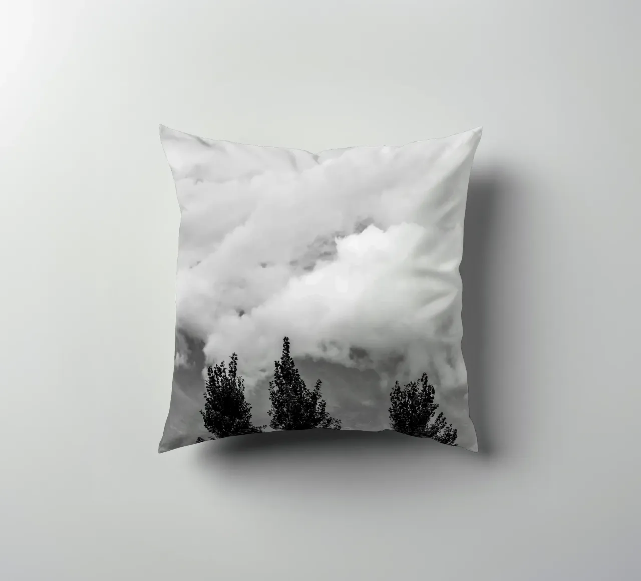 Three trees in cloudy mountains cuscino da photolovers