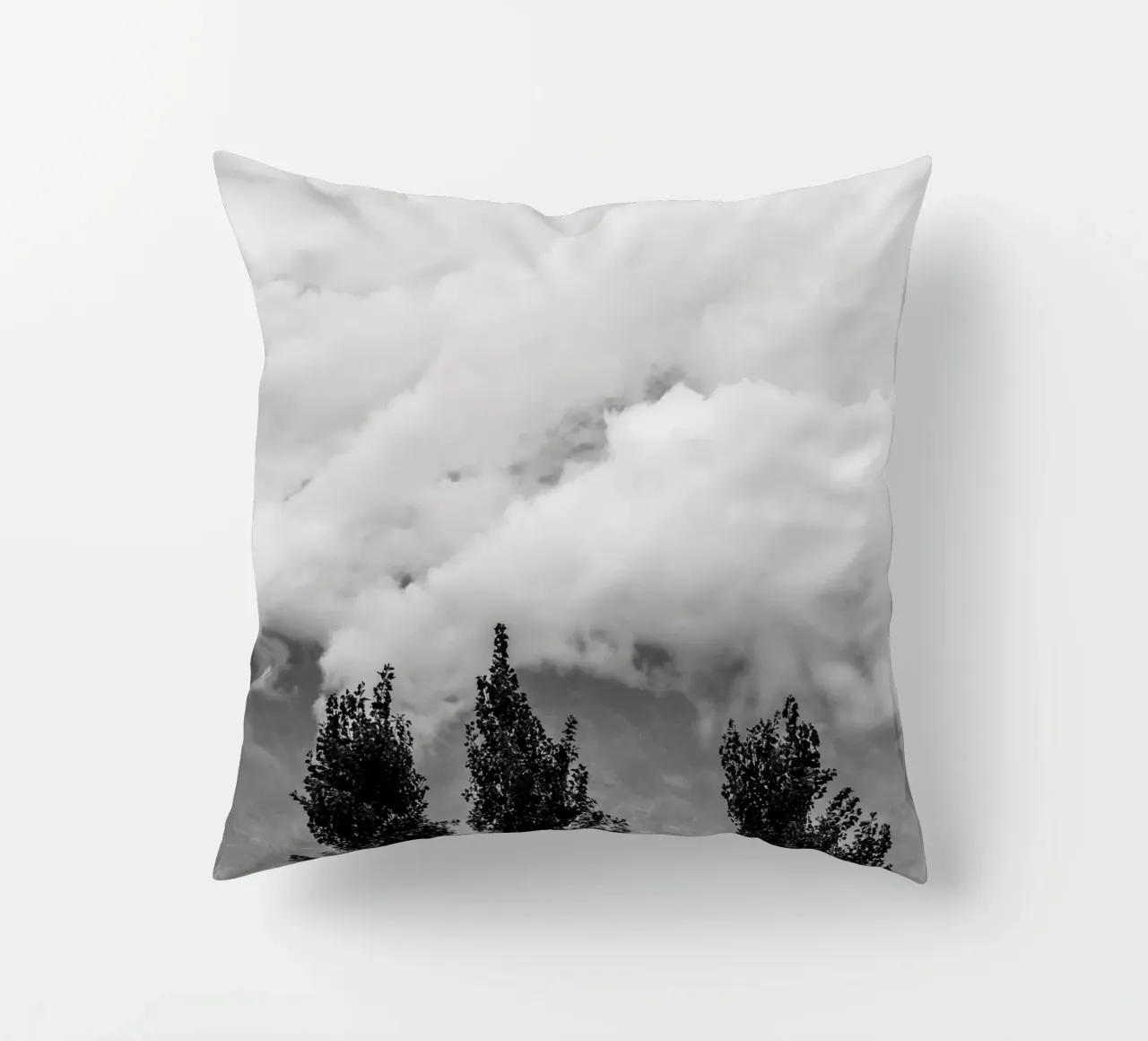 Three trees in cloudy mountains cuscino da photolovers