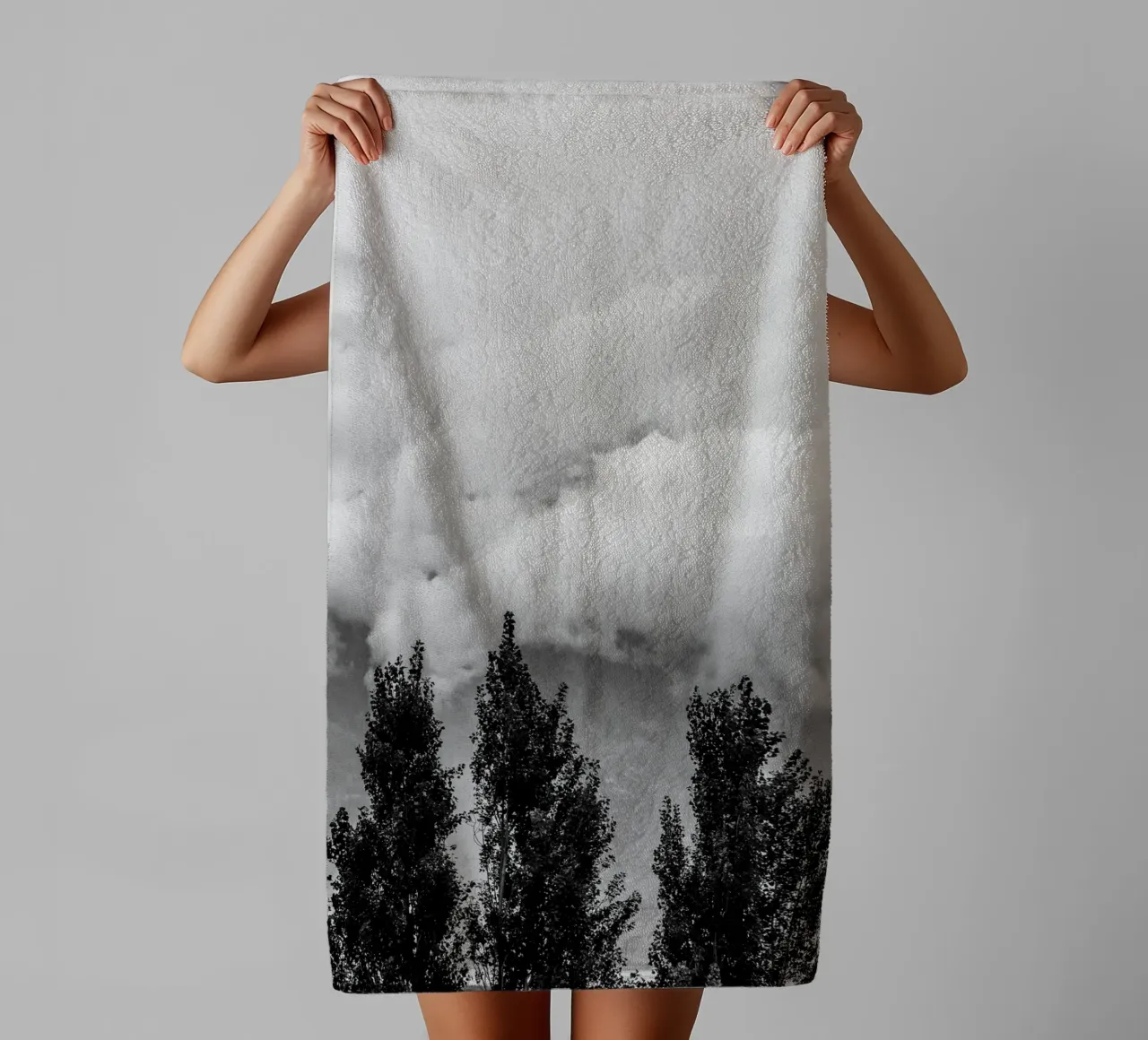 Three trees in cloudy mountains badhanddoek van photolovers