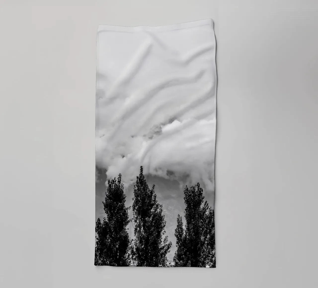 Three trees in cloudy mountains badhanddoek van photolovers
