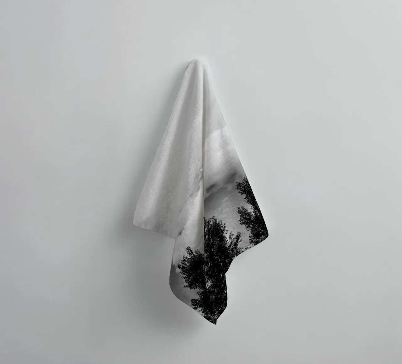 Three trees in cloudy mountains asciugamano da bagno da photolovers