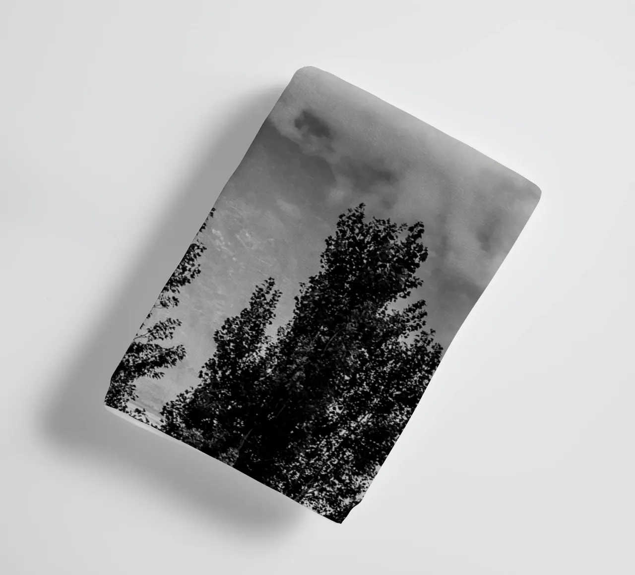 Three trees in cloudy mountains badhanddoek van photolovers